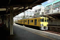 西部新宿線の普通電車の画像